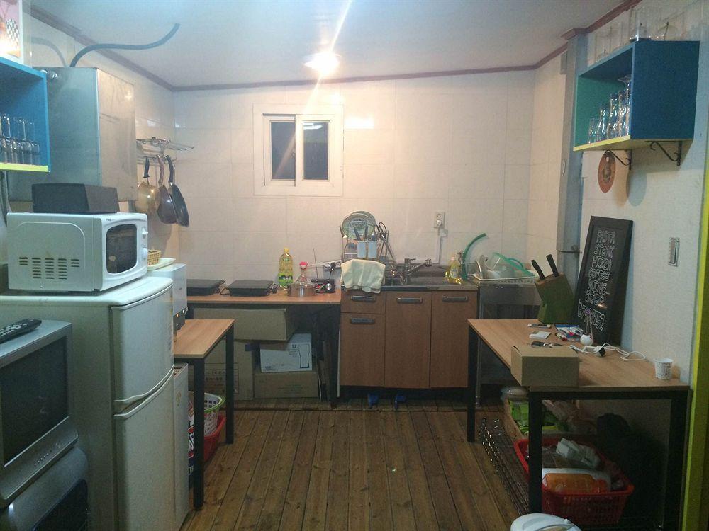 Sinchon Sisters Hostel Seoel Buitenkant foto