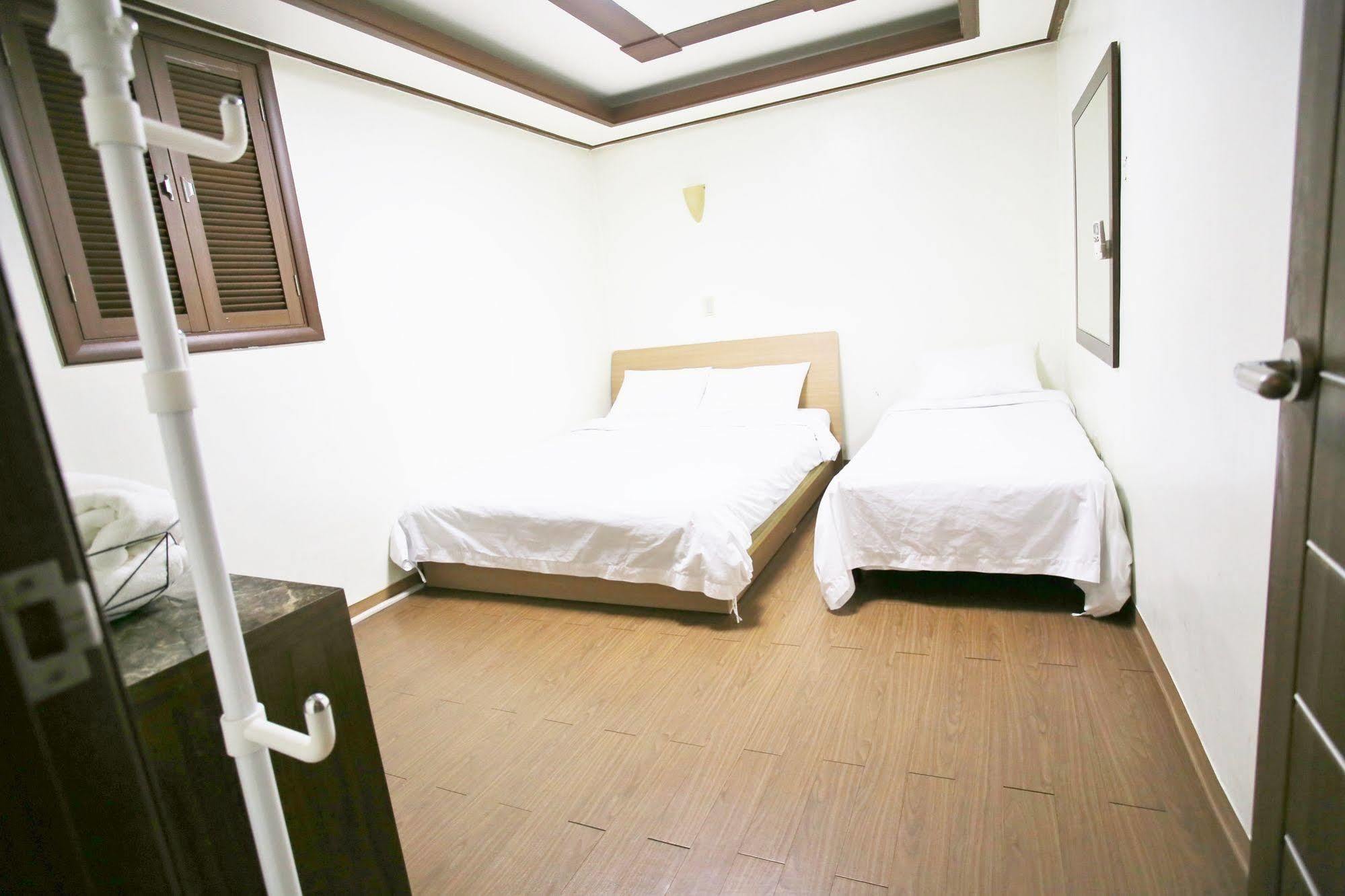 Sinchon Sisters Hostel Seoel Buitenkant foto