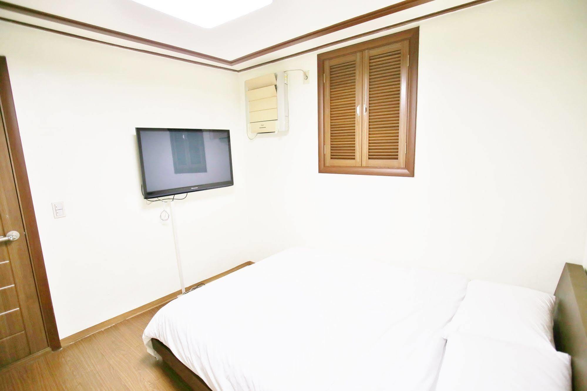 Sinchon Sisters Hostel Seoel Buitenkant foto