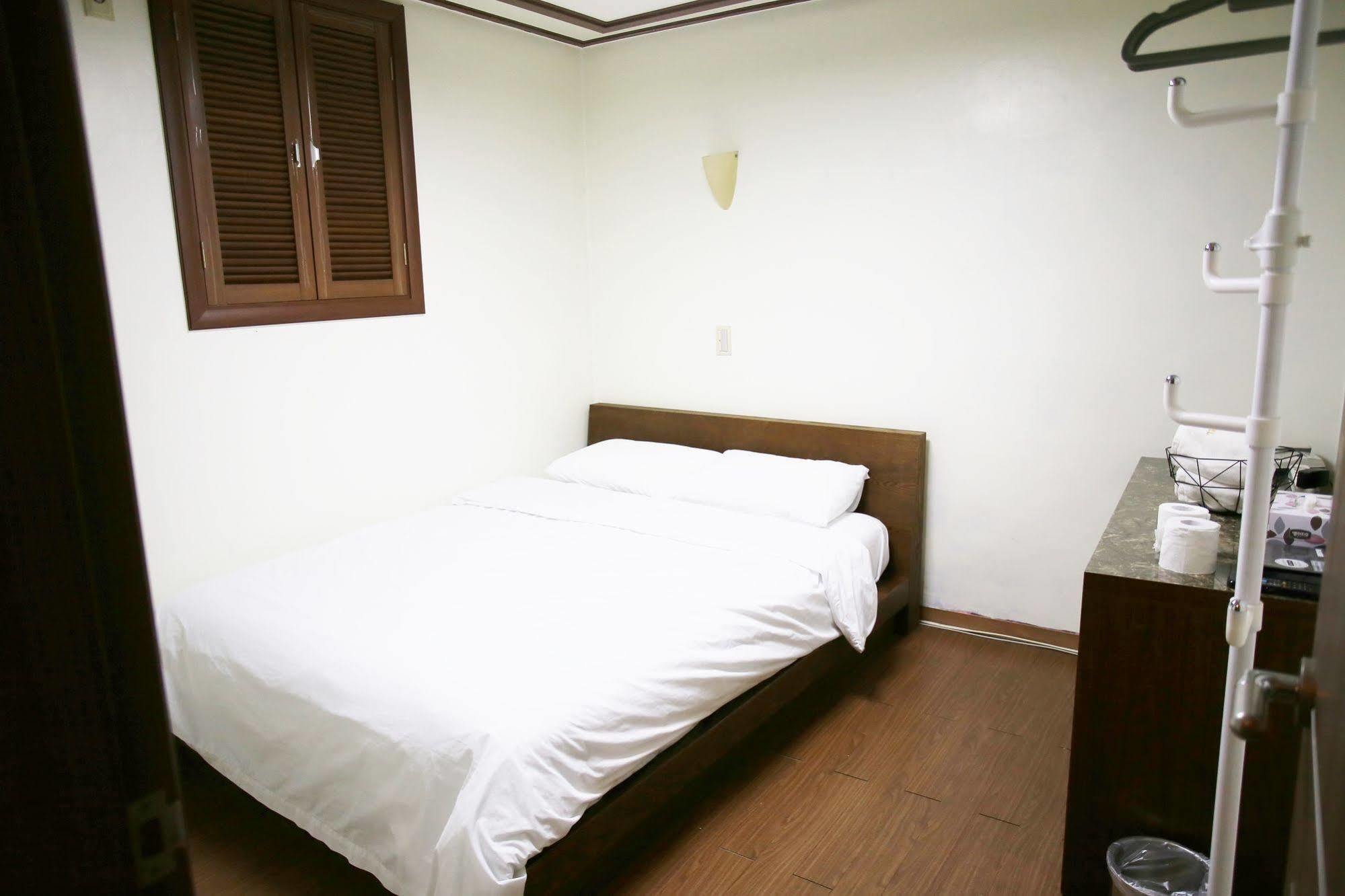 Sinchon Sisters Hostel Seoel Buitenkant foto
